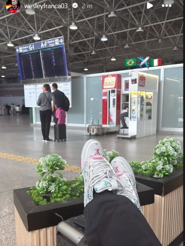 启航飞往罗马！行将加盟罗马的弗拉门戈右后卫韦斯利晒机场照