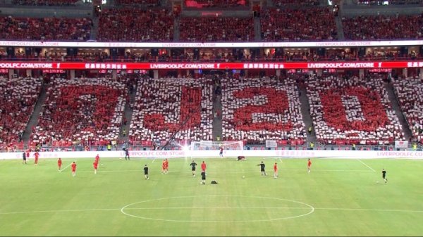 YNWA♥️现场球迷拼出“DJ20”致意若塔，名宿达格利什献上花环