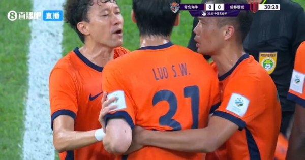 踩踏染红！罗森文活气判罚怒指裁判，李霄鹏不休挥手暗示“下来”
