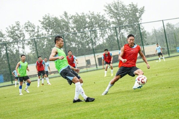 邂逅大雨中的“放荡”🌧️⚽️不惧台风影响，申花大雨中训练