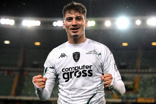 迪马：卡利亚里提升对S-埃斯波西托的报价，帕尔马没跟球员达公约