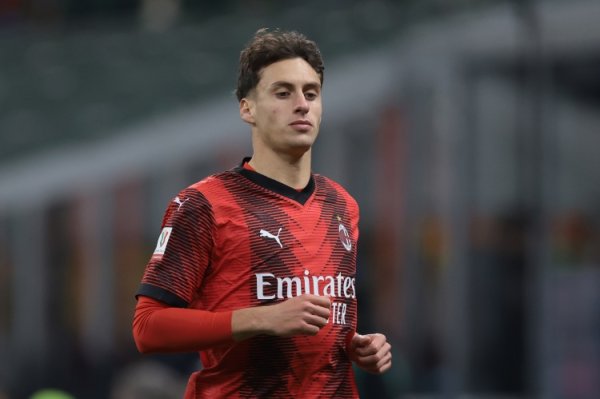 隆戈:克雷莫纳展望本周签下F-泰拉恰诺,往来方法租赁+遴荐买断