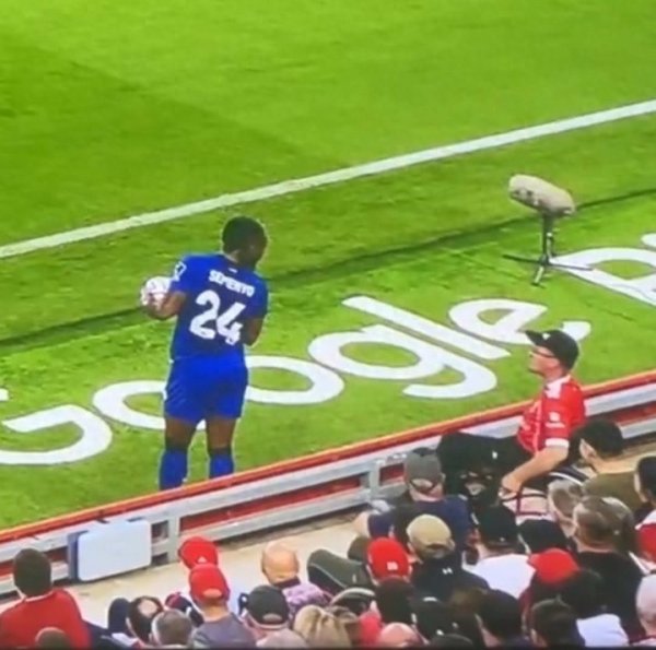 BBC: 种族颓落塞梅尼奥的男人因郁闷群众标准被拘留, 将接受审讯