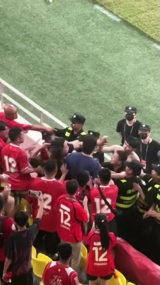 恶劣!蓉城球迷看台上,别称穿蓝一稔的球迷挥拳打东谈主后回身离开