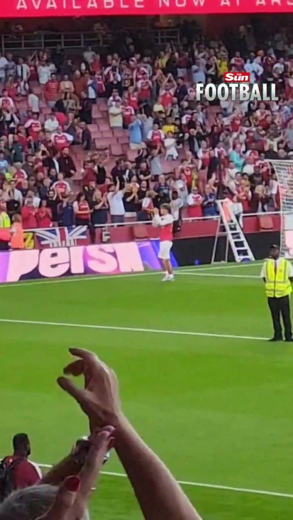 改日可期！15岁谈曼赛后绕场一周，感谢球迷的支持