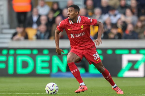 拼抢热烈,纽卡VS利物浦上半场两边犯规共19次翻新赛季半场新高