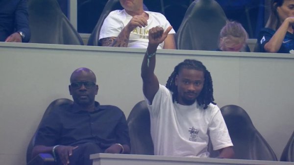 射得好啊!老图拉姆和K-图拉姆现场不雅战,后者给小图拉姆竖大拇指