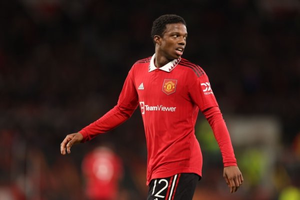 TA：埃尔切正与曼联洽谈马拉西亚转会事宜，很可能是租赁