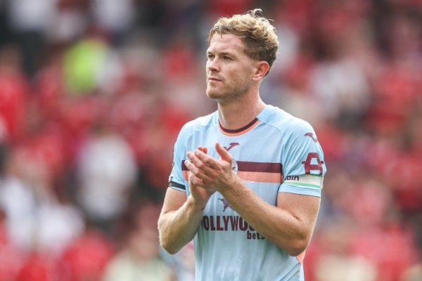 英媒：热刺、利物浦和曼联齐在柔软布伦特福德队长柯林斯