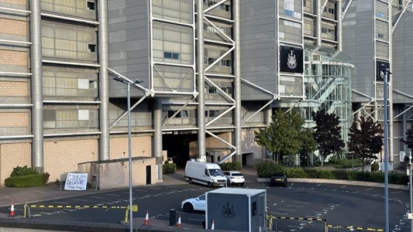 深恶痛绝！纽卡球迷在主场放口号：伊萨克，叛徒！维萨，自家东说念主