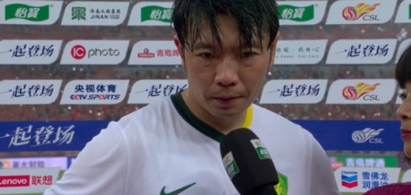 记者：全场球迷在喊服不平，张稀哲：确乎全面逾期，不念念看比分牌