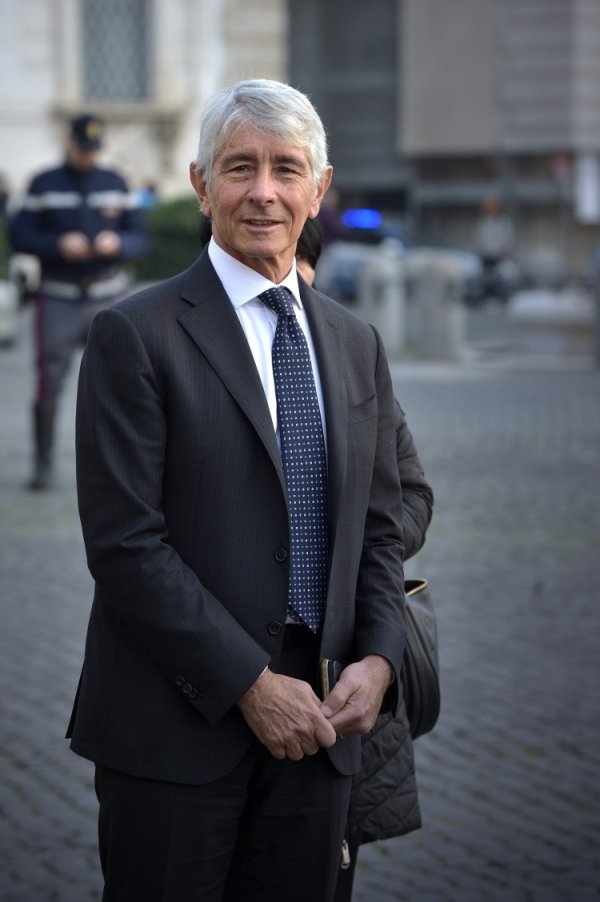 意体育部长：申办2032欧洲杯的鸿沟日历细则，将简化球场审批智商