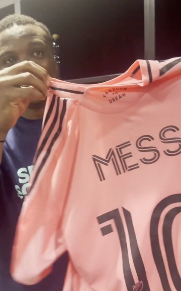 西雅图后卫谈和梅西交换球衣：大致领有梅西的球衣，这是一种荣耀