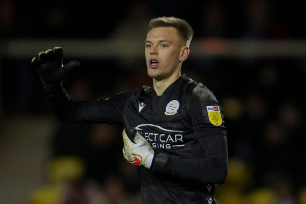 发达出色！对阵拜仁，阿森纳外租门将卡尔-海因孝敬8次扑救