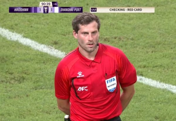 怎样评价？本场主裁3次争议判罚，此前他受邀轨则海港3-2国安