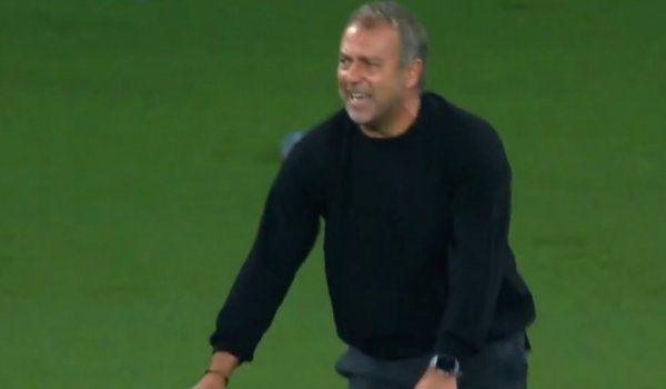 心态炸了！巴萨遭绝杀，弗里克神色崩溃蹲下又站起😫