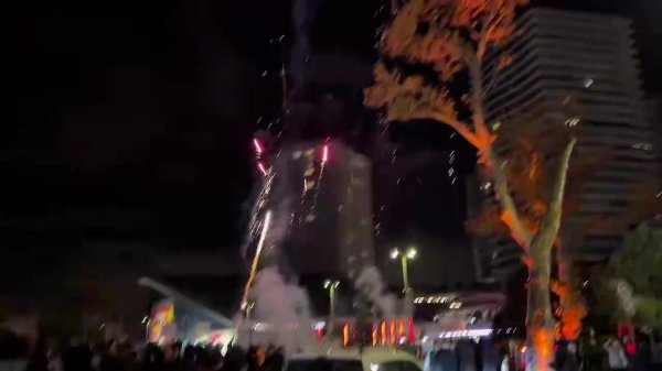 凌晨3点搞事😨太阳报:加拉塔萨雷球迷在利物浦下榻旅舍外放烟花