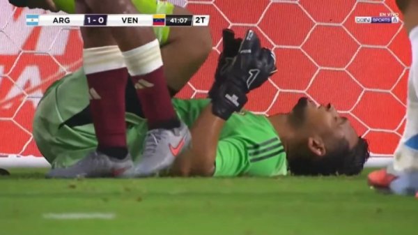 给哥们砸晕了😅劳塔罗近距离三连射，门将两连扑后倒地秉承调治