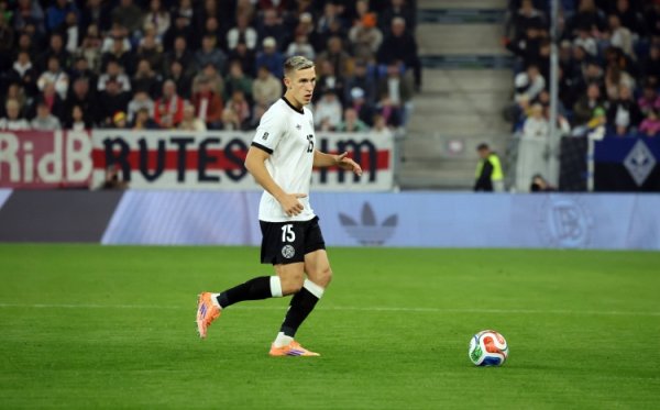 肃穆！施洛特贝克vs北爱尔兰107次触球、87次传球均为全场最多