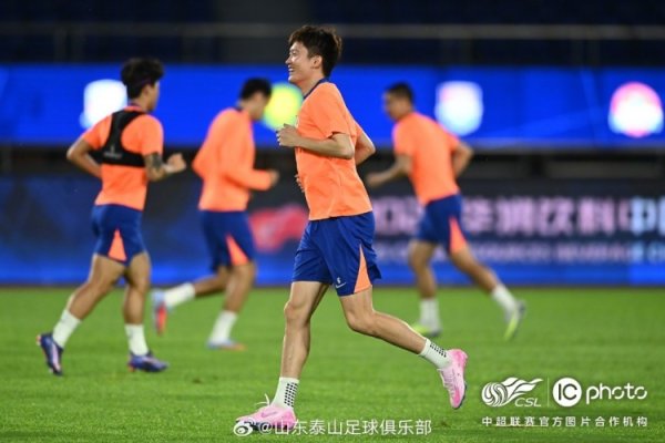 山东泰山队进行赛前踩场熟习，积极备战翌日与浙江的中超联赛