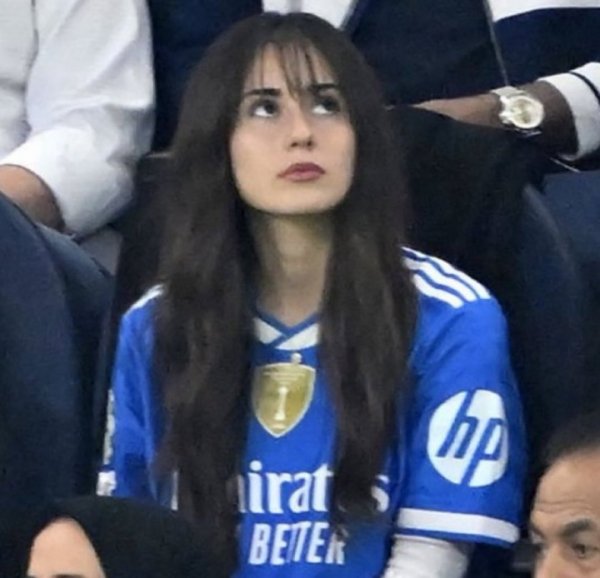 金童玉女😍居莱尔攻防俱佳斩获欧冠MVP，20岁女友现场不雅战❤️