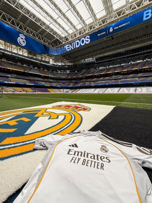 🏟️大战在即！皇马官方晒照：伯纳乌顶棚已关闭，静待国度德比