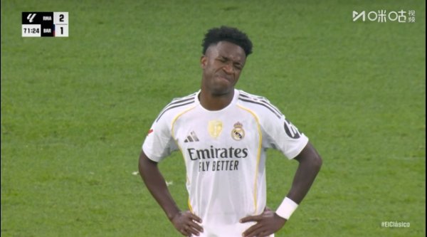 气炸💥维尼修斯被换下后喋喋赓续，不与阿隆索击掌直接回更衣室