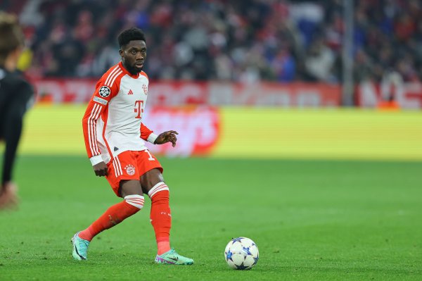 记者：拜仁筹谋让阿方索-戴维斯在海外比赛周后规复完好合练