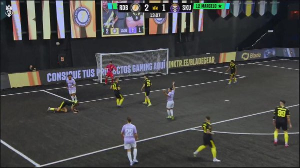 秀脚法！马塞洛国王联赛脚后跟磕球过东说念主