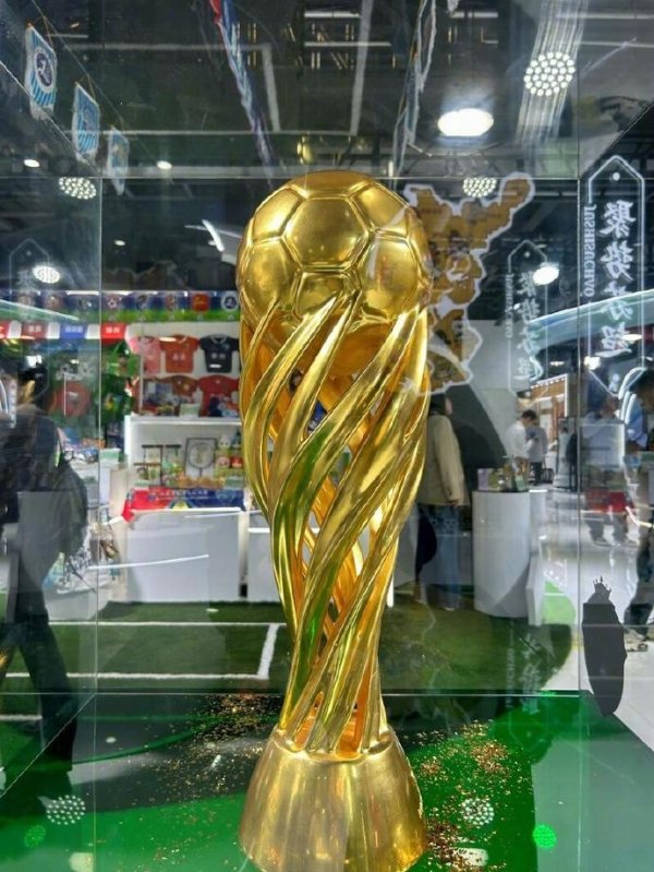 “苏超”冠军奖杯出现时进博会，成为引诱不雅众拍照打卡的亮点