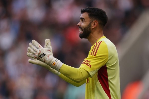 拉亚：西班牙队安静时会玩纸牌游戏，成员包括奥尔莫、卡瓦哈尔等