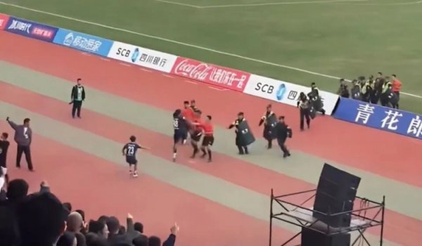 川超凉山队队员赛后飞踹主裁，讼师：或靠近拘留、罚金与永恒禁赛