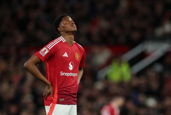 约克：阿莫林可尝试用奥比顶替舍什科，曼联有信任年青东谈主的传统