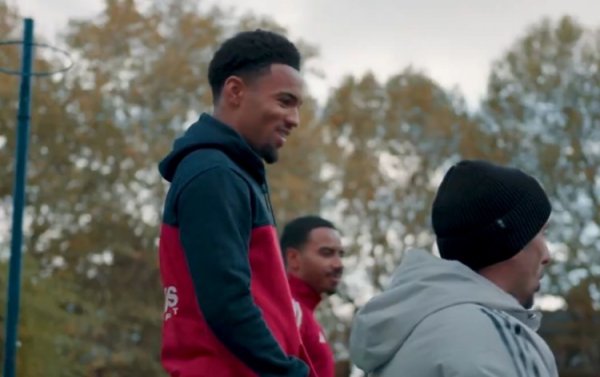 足球生计运行的方位❤️恩瓦内里回小学母校，与孩子们互动