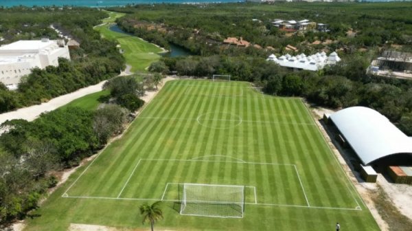 困难一见！墨西哥一处为宇宙杯提供的检修场竟缺了一角，遭到吐槽