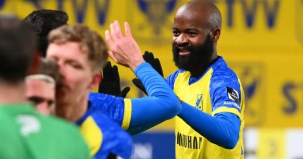 青岛前外助兰克尔·泽的荒诞旧事：穿死敌衣着查验、抢点罚丢....