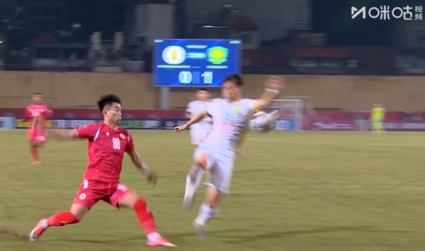 严重误判！江体裁群众争议手球被判点，国安门将张健智获胜将点射抱住