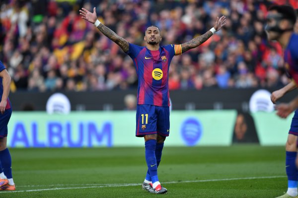 💪每体：拉菲尼亚愈发有队长风韵，赛中因队友不逼抢大发雷霆