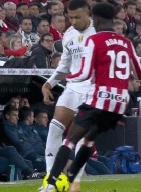 径直引爆打破！姆巴佩秀活穿裆博伊罗，后者暴怒径直推倒姆巴佩